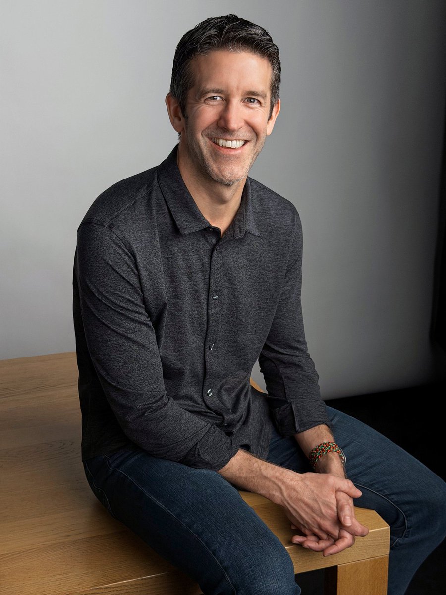 GrowWithXX's tweet image. 🚨 Apple’s NEW CEO is JOHN TERNUS!
Tim Cook steps down Sept 1, 2026 → becomes Executive Chairman.
Ternus (current SVP of Hardware Engineering) has been at Apple for 25 YEARS.  Low-key genius who built the hardware that makes your iPhone, Mac &amp;amp; Vision Pro addictive. #TechNews