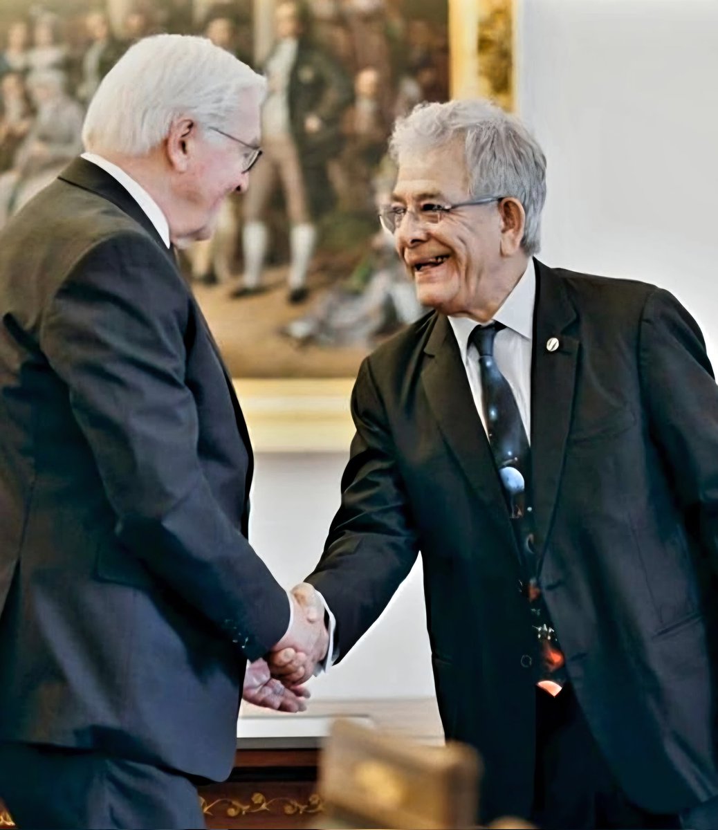 Mientras tanto, el Honorable Miguel Ángel Gálvez saluda al presidente de Alemania. 
Corbata galáctica en primer plano.