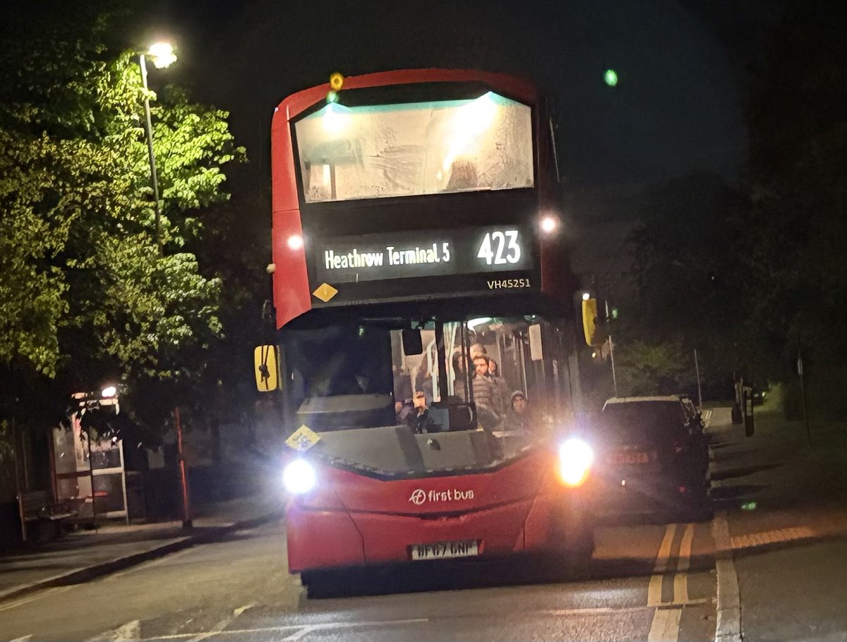 飛行機が遅れて昨夜ロンドンに着いたのが夜10時頃。バスでホテルに着いたが、今朝は6時の飛行機なので4時に空港に着きたいと言うと3時台のバスがあるとのこと。バス停で待っていたオーストラリア人のご夫妻とおしゃべり。来たバスはこんな早朝なのにたくさんの人。赤い二階建てバスに乗れて良かった😊