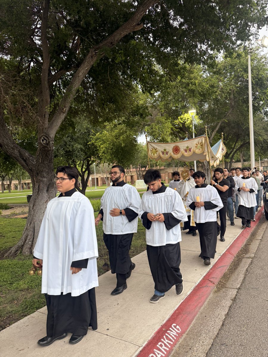 First Eucharistic procession on UTRGV campus! It was such a beautiful experience🤍 

<a href="/bpdflores/">Amigo de Frodo</a>