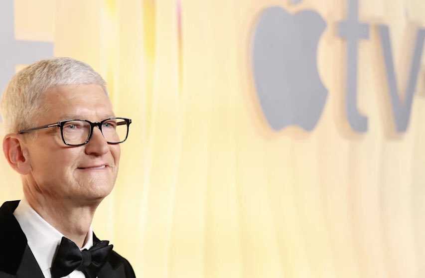 rahib_x9's tweet photo. تيم كوك (65 سنة) #Tim_Cook أعلن استقالته من منصب الرئيس التنفيذي لشركة #Apple بعد فترة طويلة في القيادة.
عمل نقله نوعية وظهرت في وقته سماعات وساعات ابل وكذلك الدفع عبر ابل وكثير من المنتجات ..
سيبقى داخل الشركة لكن بدور جديد:
رئيس تنفيذي لمجلس الإدارة https://t.co/gleH5qPYbD