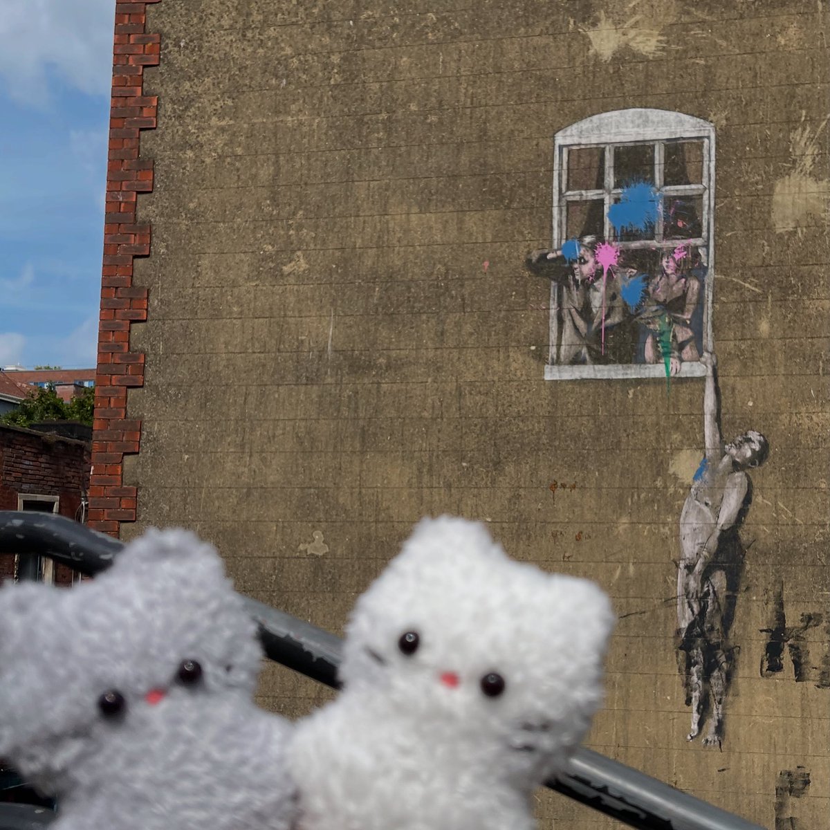 QueensBouquet's tweet image. リリーとリン、Bristolの街歩きの途中で
BanksyのWell Hung Loverを見つけました🇬🇧

街を歩いている中で、 ふとこんな作品に出会えるのも イギリス旅の楽しさのひとつです

#UK #Bristol #Banksy #WellHungLover