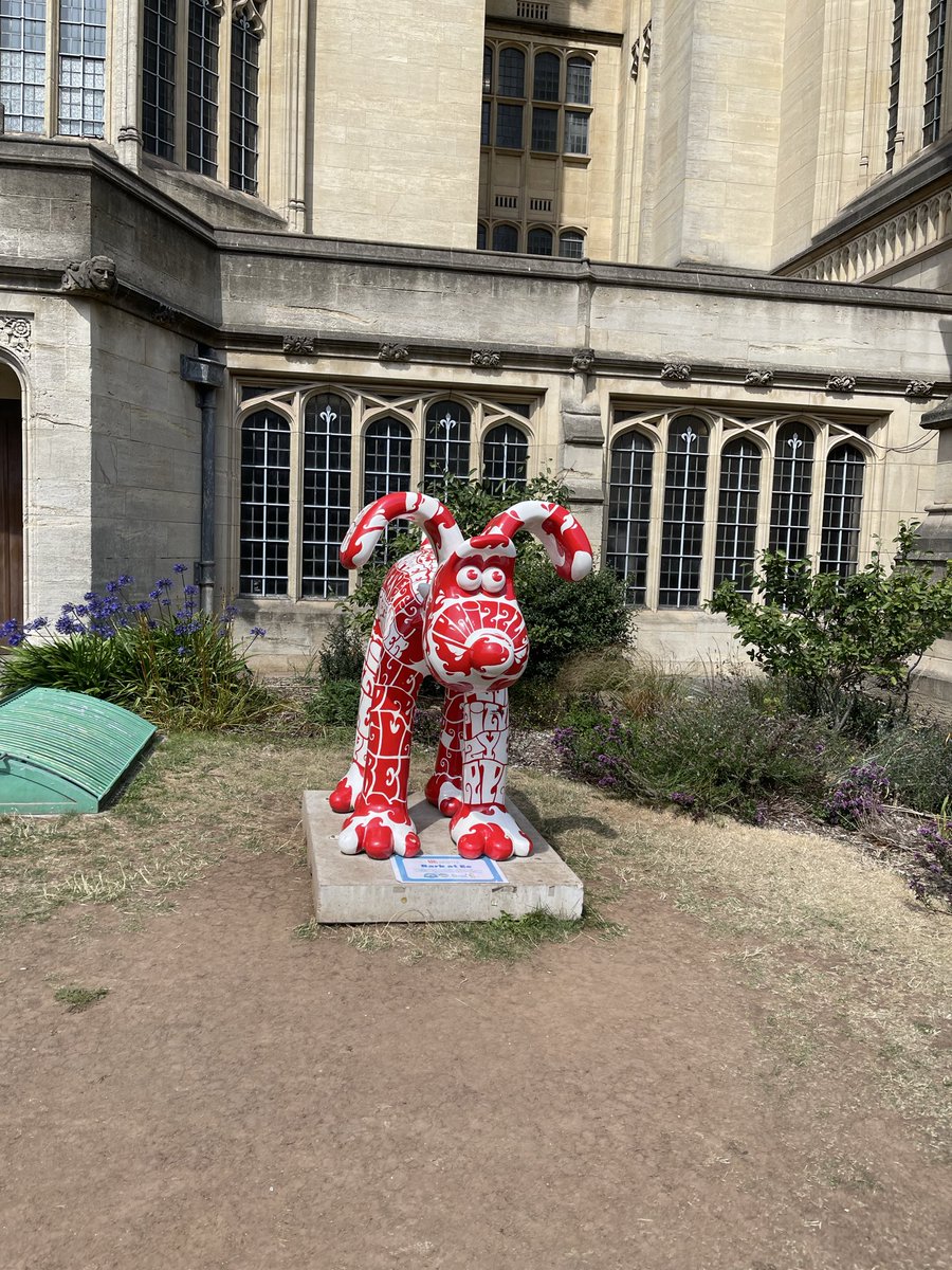 QueensBouquet's tweet image. リリーとリン、Bristolの街歩きの途中で
BanksyのWell Hung Loverを見つけました🇬🇧

街を歩いている中で、 ふとこんな作品に出会えるのも イギリス旅の楽しさのひとつです

#UK #Bristol #Banksy #WellHungLover