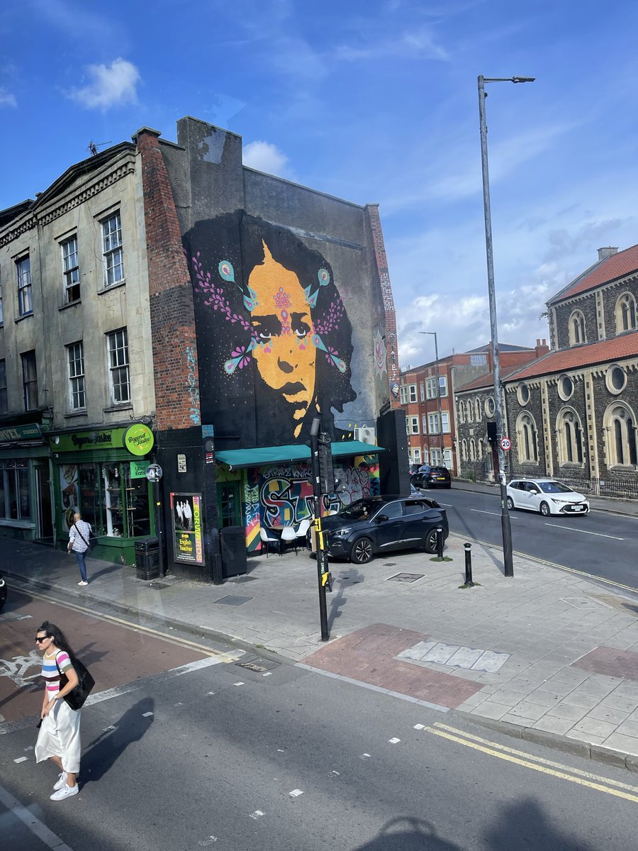 QueensBouquet's tweet image. リリーとリン、Bristolの街歩きの途中で
BanksyのWell Hung Loverを見つけました🇬🇧

街を歩いている中で、 ふとこんな作品に出会えるのも イギリス旅の楽しさのひとつです

#UK #Bristol #Banksy #WellHungLover