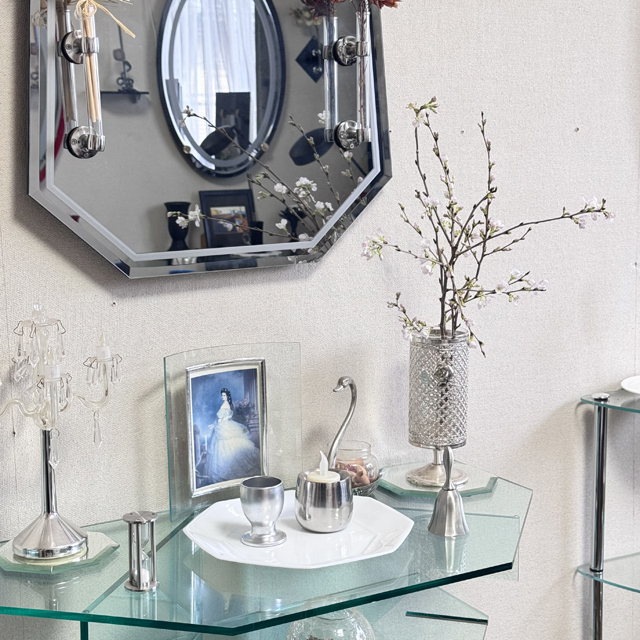 インテリア仏壇「鏡壇ミラリエ」「鏡壇ミロワ」に今日（4/21）の誕生花の「サクラ（桜）」 を飾ってみました。

#サクラ
#桜
#ミラリエ
#ミロワ
#グレイスプレイス
#花のある暮らし
#仏壇
#SGI仏壇
#創価学会仏壇
#壁掛仏壇
#インテリア仏壇
#ミラー仏壇