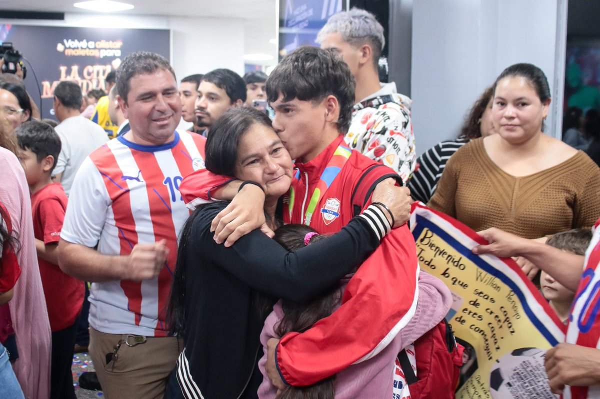 ¡Bienvenidos, campeones! 🥇

La #AlbirrojaSub16 ⚪🔴 ya está en el país, tras llevarse el Oro en los IV Juegos Suramericanos de la Juventud Panamá 2026.

¡Felicitaciones, #TeamParaguay 🇵🇾!