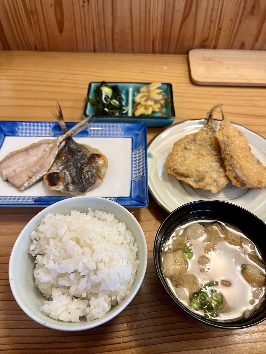 松江支社の近くのキッチン ゴッチんさんは魚が美味しい🙆‍♂️
今日は、アジフライとアジの開きに🫡

#松江ごはん #アジフライ