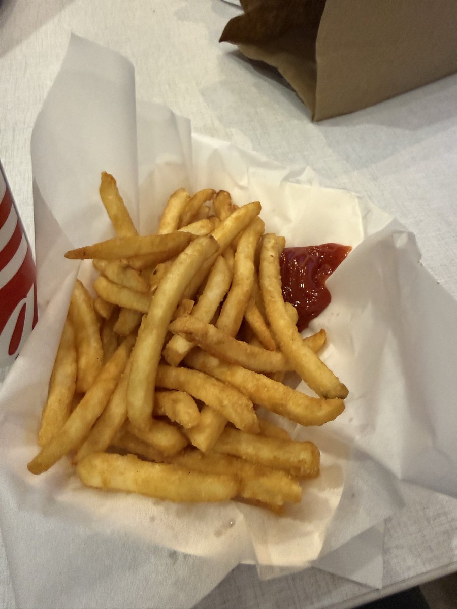 TrashTakes123's tweet image. Decided to go on a cut, so only got a medium sized fries for my midnight snack #fitness #healthy