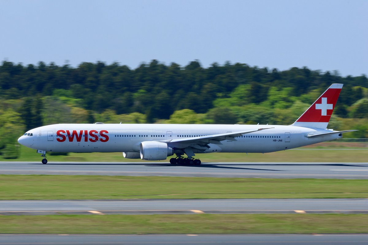 nrt_xc125's tweet photo. 眩しい新緑のなか、離陸する飛行機たち。　

エンジンが力強くうなる瞬間を捕らえました。

エンジンがうなり、スピードがでて、迫力があります！ https://t.co/VAmVFjYaqi