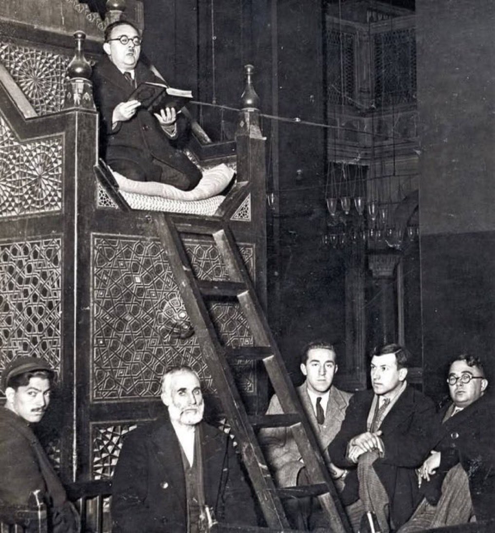 #صورة من #تركيا عام 1932

الصورة نشرتها  صحيفة جمهوريت مع مقال بعنوان  "الناس يريدون سماع القرآن باللغة التركية". 

كان المقال جزءًا من حملة أطلقتها حكومة اتاتورك العلمانية في أنقرة لتشجيع تلاوة القرآن باللغة التركية. 

في عام 1932، أُصدرت قرارات غير مسبوقة في تركيا، تضمنت قراءة