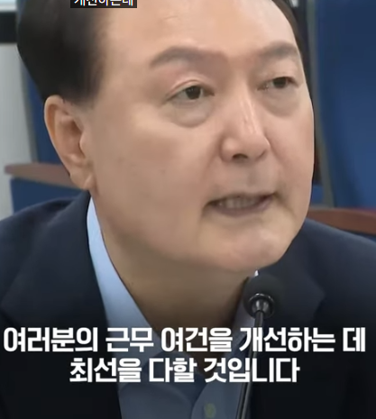 우리 대통령님께서 승리부대 15사단에 가셨을때 영상캡쳐..
장병들 얼굴 표정봐.. 진짜 즐거워 보이지 않나? 😀😀😀
부럽다.. 대통령님이랑 셀카도 찍고..ㅎㅎㅎ
이제 곧 군대갈 아들이 있는 엄마로써, 대통령께서 진심으로 군장병들을 격려해주고 근무여건에 최선을 다해주신다고 하시면 마음놓고