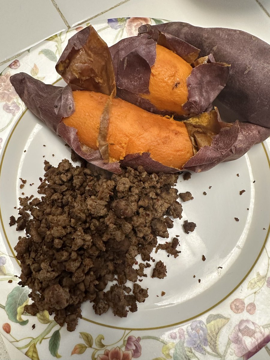 Monkiddoe's tweet photo. @DeanTTraining Been potato/sweetpotatomaxxing for a hot minute. Doesnt look appetizing but it was amazing https://t.co/BQQ9CRLxpb