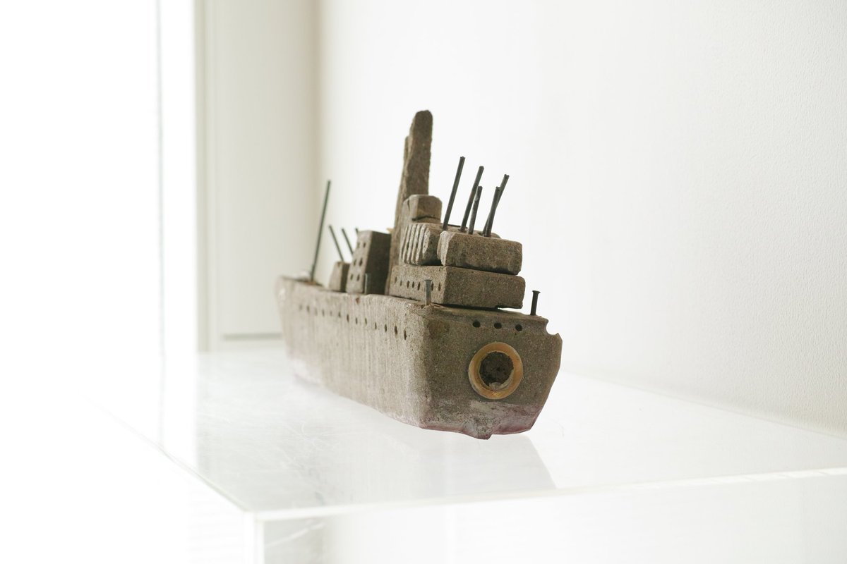 モルタルで作られた戦艦のオブジェ。無機質感、人気の無さ、その他色んな要素が相まって、廃墟や遺跡からも感じる、畏怖に近い魅力を感じます。大きさも結構あり、飾りがいのあるオブジェかと。最近は店に小さい物が増えましたが、やはりこういう物も買い付けちゃいます。

本日も開いてます。