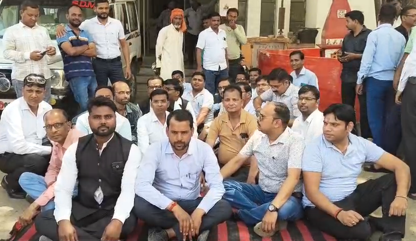 bstvlive's tweet image. पीलीभीत : एसडीएम के खिलाफ वकीलों का प्रदर्शन

➡न्यायिक बहिष्कार के साथ धरना प्रदर्शन
➡SDM नागेन्द्र पांडेय को हटाने की मांग
➡न हटाए जाने पर आंदोलन की बात की
➡बीसलपुर तहसील में तैनात हैं नागेन्द्र पांडेय

#Pilibhit #Protest #UttarPradesh