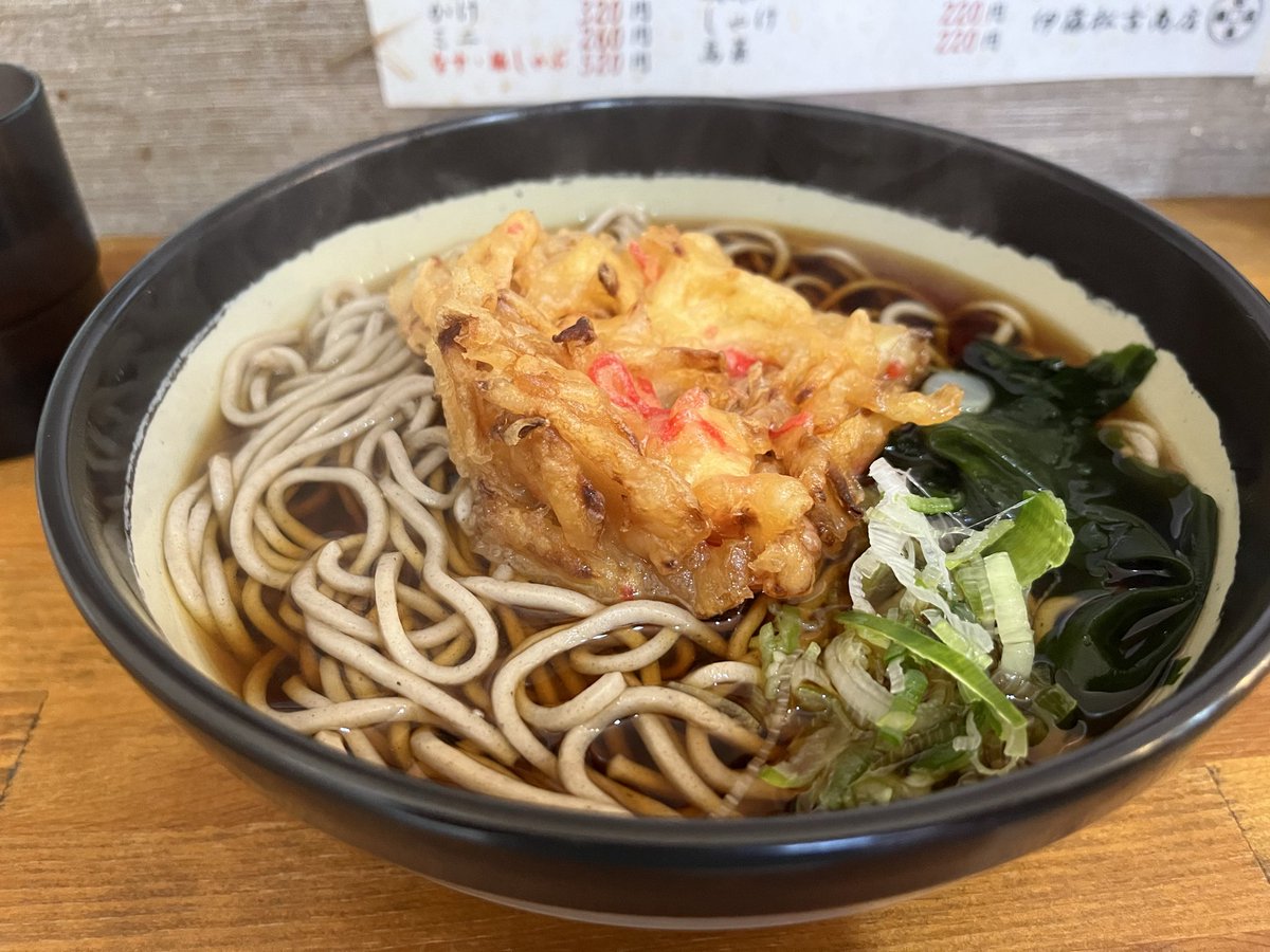 yonsuke555's tweet photo. ここの生姜天ぷらは、真っ赤な紅生姜の天ぷらではなかった。生姜天そば420円。
#新高円寺 #伊藤松吉商店  #そば #蕎麦 #立食い https://t.co/R5OKSUmfoQ