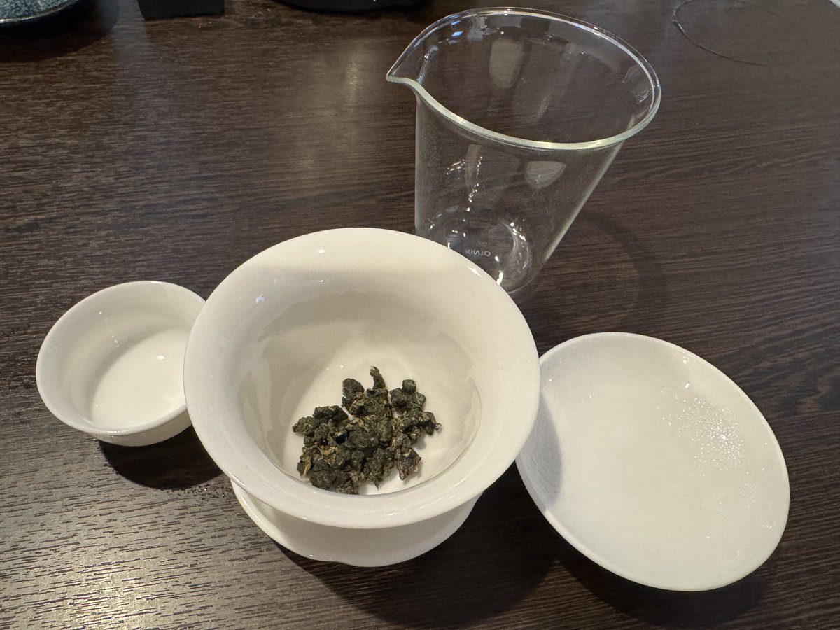 凍頂烏龍茶と蓋碗を購入しました。これからは毎日お茶をゴクゴク飲みます。