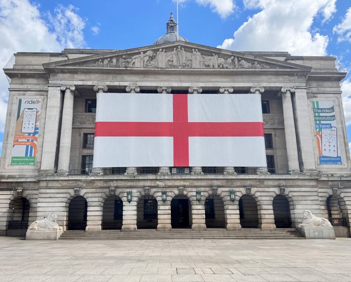 Red_Wedge_'s tweet image. #Nottingham getting ready for St George’s day celebrations.
The flags looks great. A lot better than being cable tied to a lamppost.