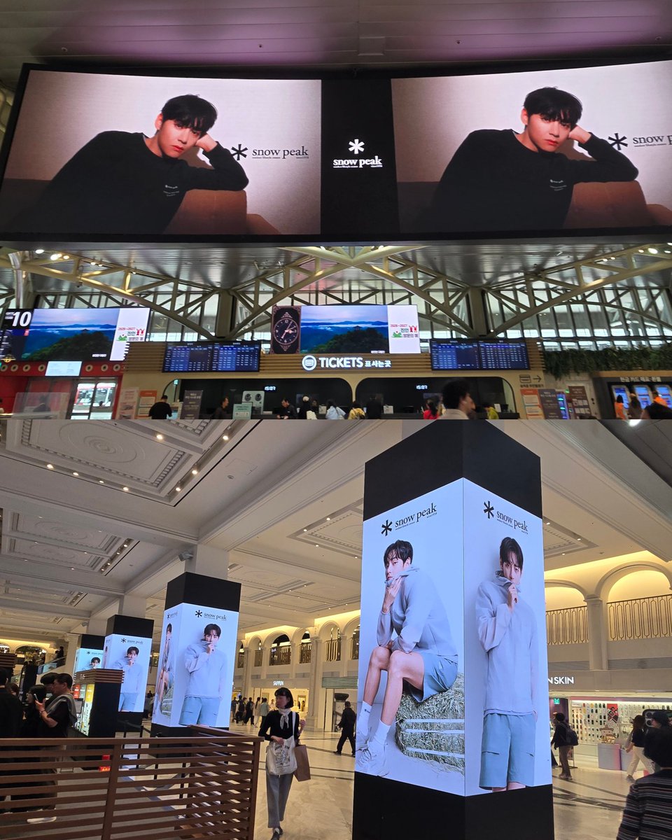 Taehyung's Snow Peak ads are spotted on big screens and multiple pillars led screens at Shinsegae Gangnam Famille Station in Seoul 🏕️ 

SNOW PEAK AMBASSADOR V
V FACE OF SNOW PEAK APPAREL
#TaehyungxSnowPeak
#VxSnowPeakApparel