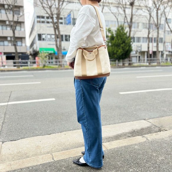 Futuro61465292's tweet image. 帆布×本革のハンドメイドショルダートート「dipingere（ディピンチェァレ）」Mサイズ
イタリア語で「塗る」という意味。
自分の色をキャンバスに描くような、力強い女性に。
A4対応・肩掛け可能・サイドでサイズ拡張◎
出来立てをお届けします  #ハンドメイドバッグ #帆布トート #futuro