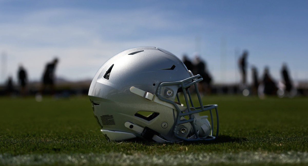 RaidersLead's tweet image. After the first day of  #Raiders voluntary minicamp, one thing stuck out to me 

All the players helmets were without the #Raiders shield, it appears that HC Klint Kubiak is making players earn their shields

Love this move from the first year HC, making players earn it is an