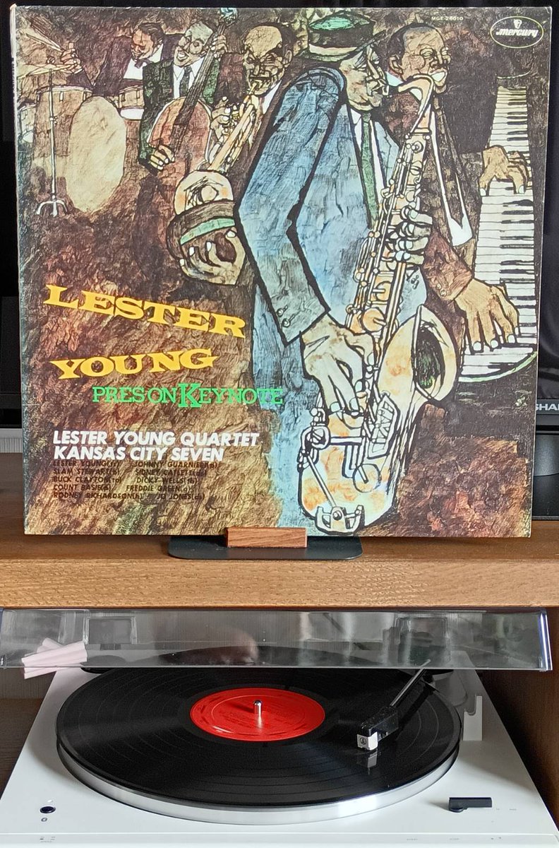 abiike's tweet image. 古い時代の音で なごんでます☕♬

レスター・ヤング「Pres on Keynote」
1943年～44年の録音（SP用）をLP盤に編集したもの。居間でも（入門機で）レコードを回すようになって、選盤のバリエーションが増えました😇
#jazz #vinyl #リビングオーディオ