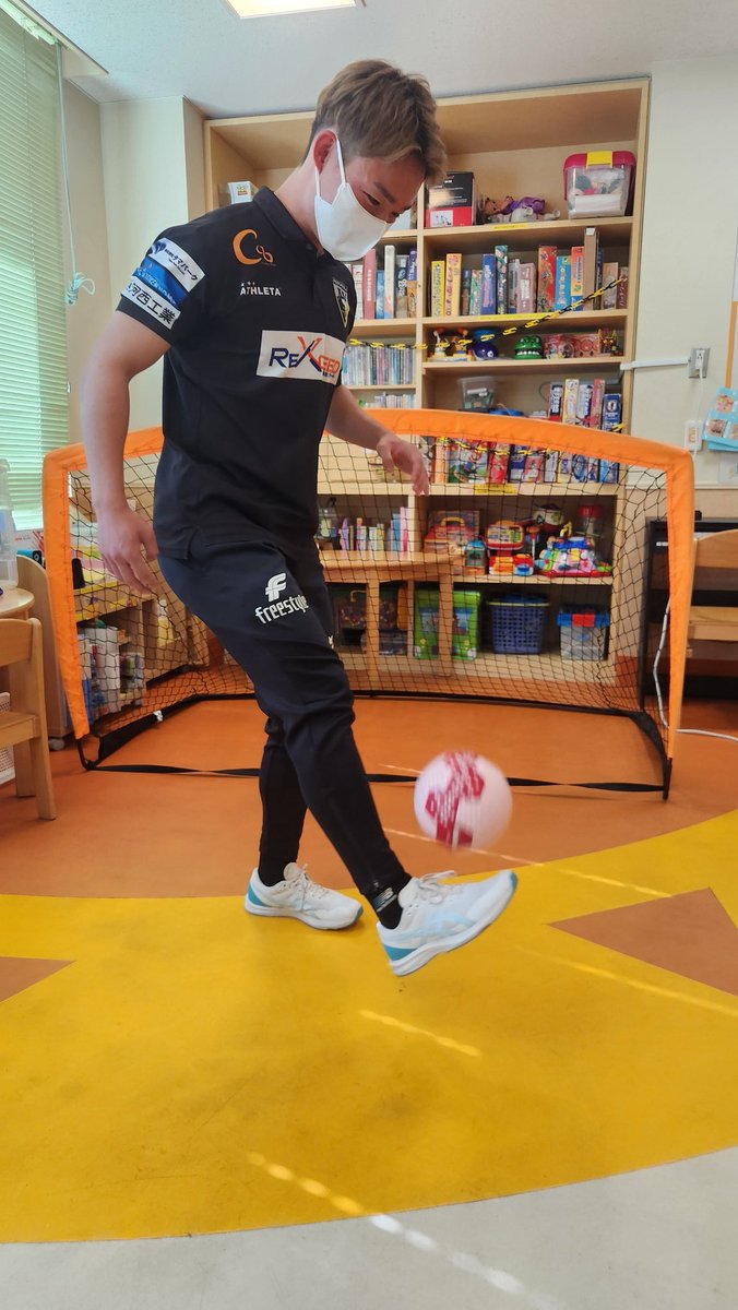 FUTSAL_RIBBON's tweet photo. ペスカドーラ町田の甲斐翔大選手がフットサル教室に来てくれました⚽️

一緒にボールを蹴ってくれて、チャレンジしたこと、これからの目標について話をしてくれたり、たくさんのプレゼントありがとうございました！！

#小児がん
#フットサルリボン
#Fリーグ
#ペスカドーラ町田
#甲斐翔大 https://t.co/SbQUhpB3xn