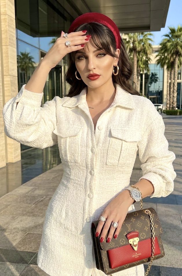 rosess_queen's tweet image. Classic yet striking. 🤍❤️ Ready for a new day, new goals. 

Good morning, have a high-energy day! ☕️✨ #MorningVibes #Style