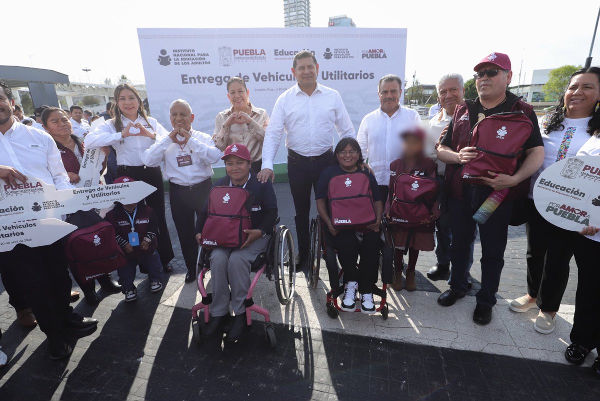 artemisa_laura's tweet photo. 🙋🏻‍♀️ Fortalecer la educación para adultos es un compromiso en #Puebla. Acompañé a nuestro gobernador Alejandro Armenta en la entrega de utilitarios y vehículos para el personal del #IEEA, contar con las herramientas adecuadas, permite obtener mejores resultados.

📖 Mi reconocimiento a quienes laboran en el @IEEAPuebla, su labor es fundamental en el desarrollo de la entidad, a través de la preparación de las personas adultas.

#PorAmorAPuebla 🫶🏻​​​​​​​​​​​​​​​​.