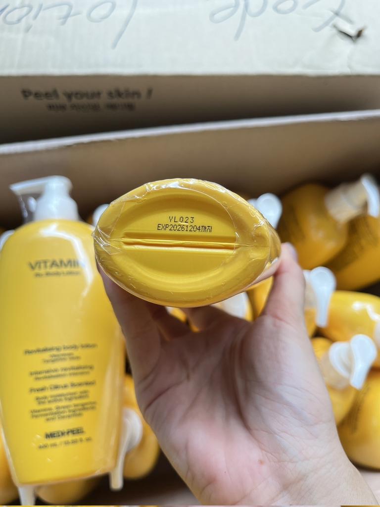 numjshop's tweet image. 🧸พร้อมส่ง medi-peel vitamin body lotion : โลชั่นวิตามินซีเข้มข้น ช่วยให้ผิวขาวกระจ่างใส ลดจุดด่างดำ รอยสิว ลดผิวเปลือกส้ม เห็นผลชัดเจนใน 1 ขวด

🛒 330฿  400ml.

#นัมสต็อค #medipeel