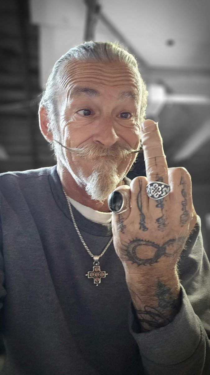 MIC8833's tweet image. I cut my finger yesterday trimming those palms🤨😜