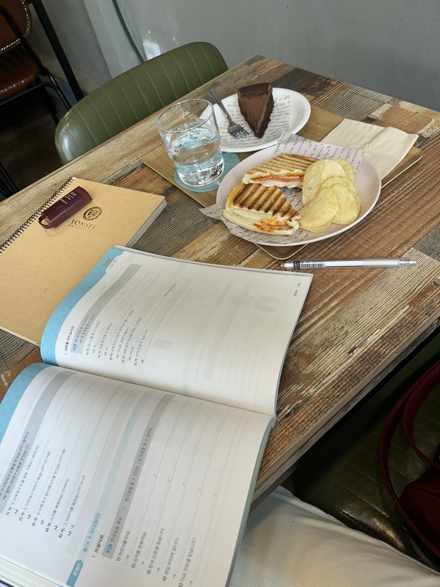 DELORlS's tweet photo. I CANNOT study for finals and fast I literally have brain fogs I have to eat😔 https://t.co/8dbqYNWDLG