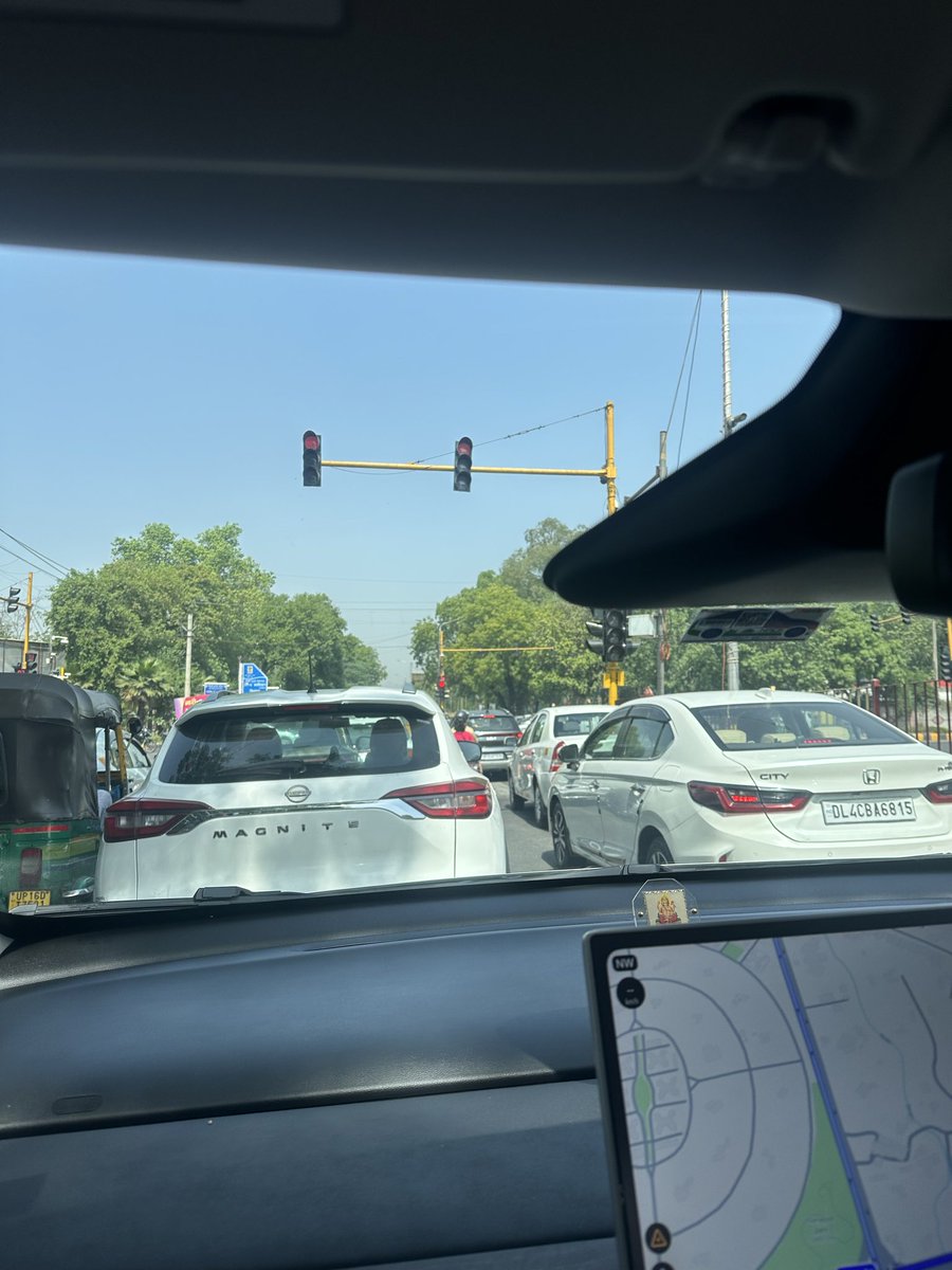manauooo's tweet photo. @dtptraffic this traffic light at delhi cant near thimayya park coming from gurgaon to go towards naraina is 15 seconds to take a right. 90% of the traffic at the light is for taking right. Who can fix this? It takes me 4 traffic lights which is equivalent to 6-8 mins to cross. https://t.co/nTSdG319cW