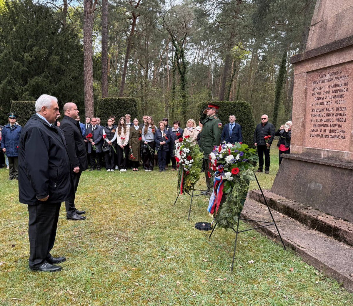 News_of_Donbass's tweet image. 🇩🇪 In #Germany, a ceremony was held to honor the memory of the victims of the genocide of the Soviet people.

The event took place at the Waldfriedhof cemetery of Soviet forced laborers near #Berlin. Among those present were the Ambassador of the Russian Federation to Germany,