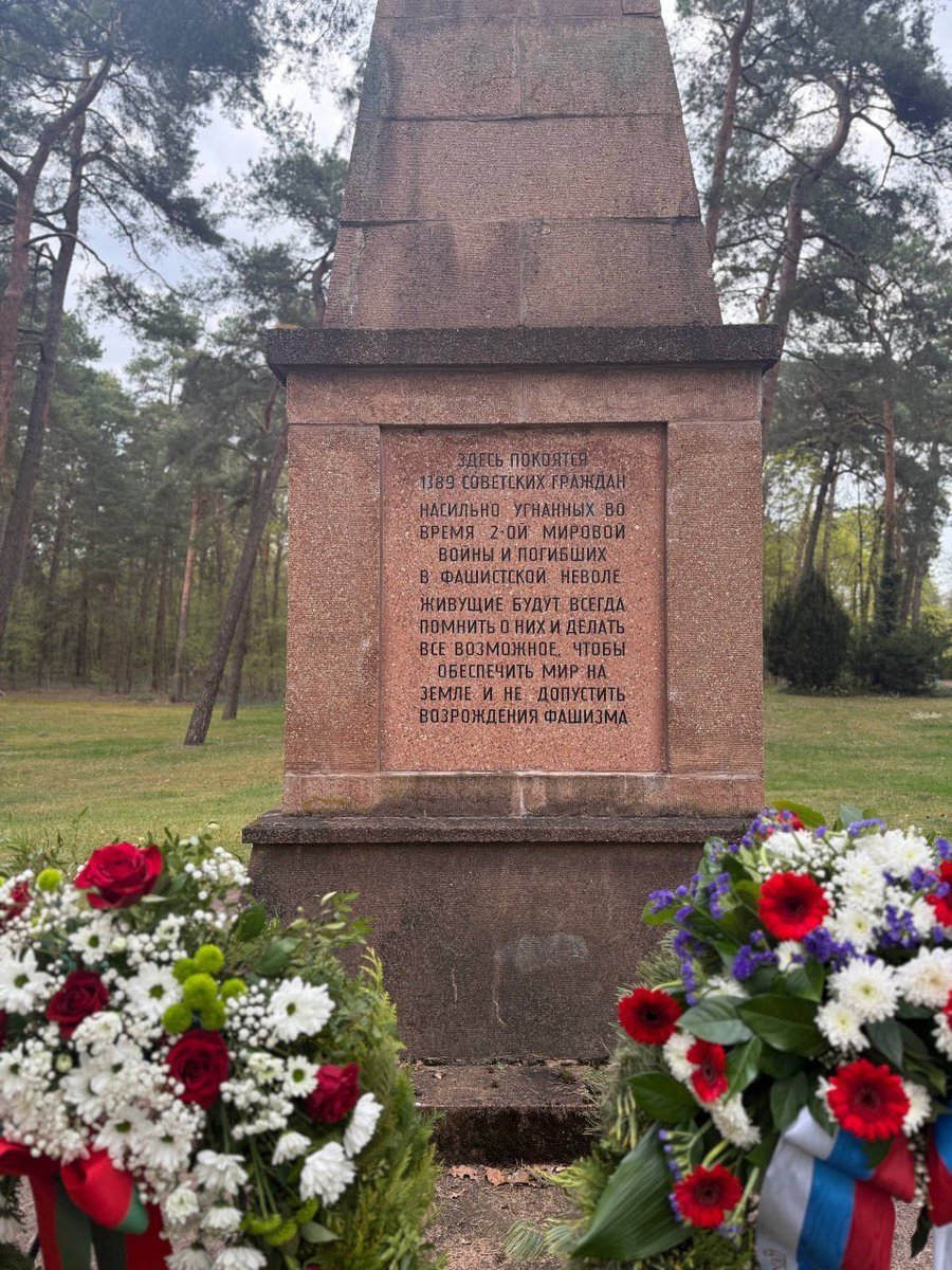 News_of_Donbass's tweet image. 🇩🇪 In #Germany, a ceremony was held to honor the memory of the victims of the genocide of the Soviet people.

The event took place at the Waldfriedhof cemetery of Soviet forced laborers near #Berlin. Among those present were the Ambassador of the Russian Federation to Germany,