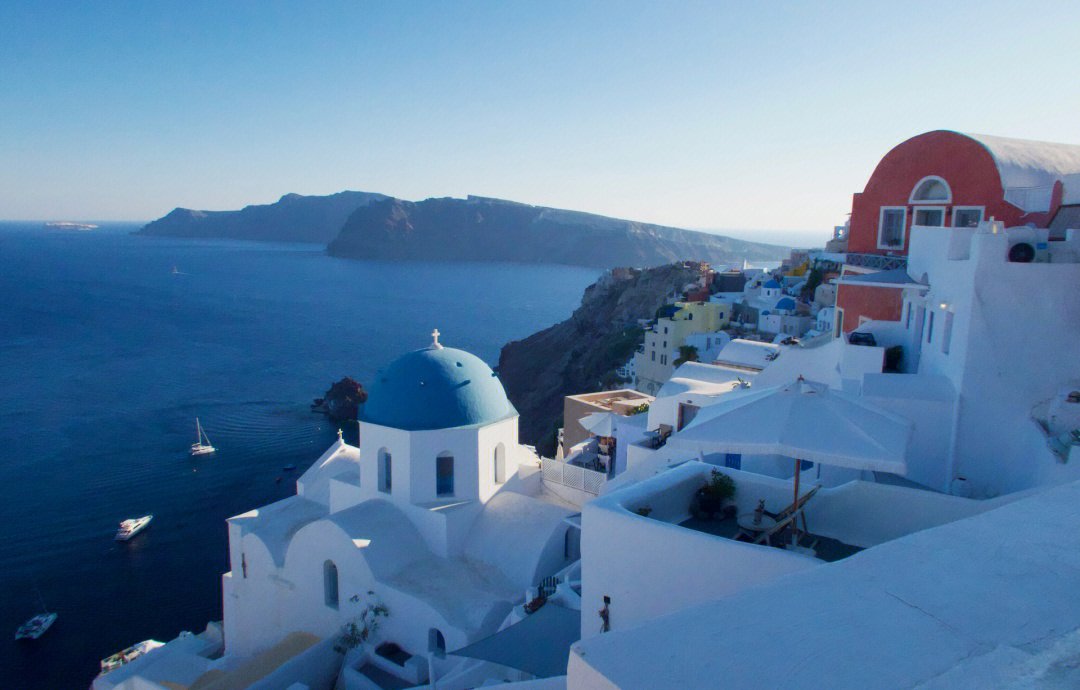 BhartiJagdeesh's tweet image. Chasing sunsets in Santorini  White-washed villages, blue domes, and wine that tastes like summer. Every view feels like a postcard—worth every mile!  #SantoriniVibes #TravelDiaries