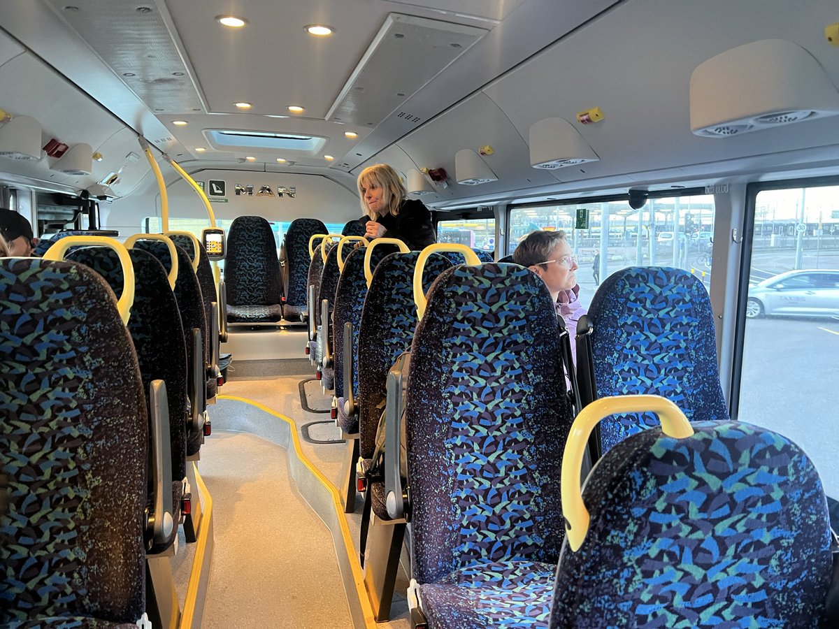 aschmidtg's tweet photo. @JuanCaMunozA Creo que se puede resolver con buses con un layout pensado para una operación híbrida entre urbano y autopistas.

En Suecia tuve la oportunidad de ver buses en que todos los asientos tienen cinturón, incluso con algunos asientos que se pueden “convertir” con sillas para niños https://t.co/XYqDxBDnRR