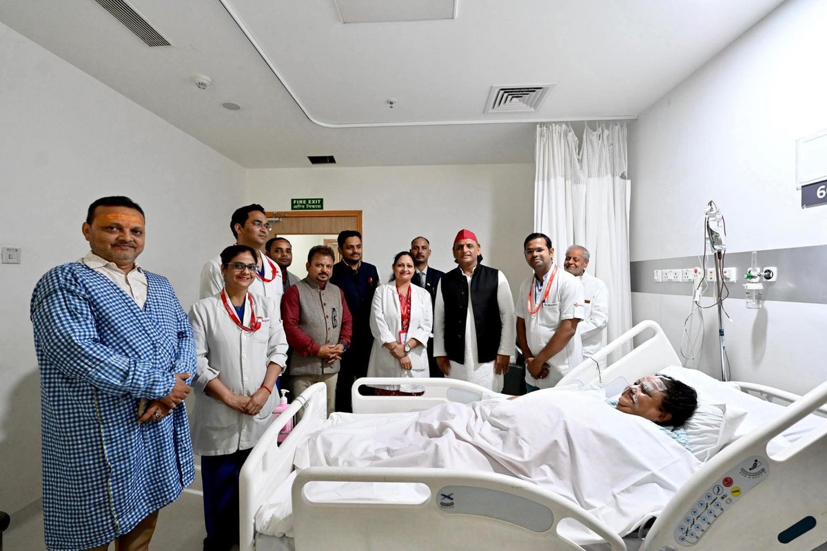 Prashangkp's tweet photo. राजनीति होती रहेगी लेकिन मानवीय आधार को विशेष रूप देते हुए, श्री अखिलेश यादव जी पुतला जलाते हुए घायल हो गई जिनका स्वस्थ लाभ लेने स्वयं वह पूर्व मुख्यमंत्री श्री @yadavakhilesh जी पहुंचे 
   इतनी खूबसूरत सोच एवं उदार हृदय केवल हमारे नेता का ही हो सकता हैं  
हमें गर्व है आप पर https://t.co/IqzKSV2rXh