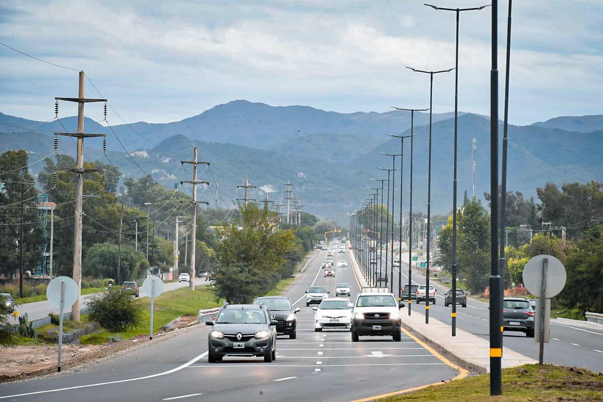 MartinLlaryora's tweet image. AVENIDA LUCHESSE FINALIZADA ✅

En #Córdoba marcamos un antes y un después en la manera de crecer, de conectarnos y de proyectar el futuro de nuestra provincia. Esto no es solo habilitar una obra más que se terminó, es #infraestructura al servicio de la gente, obras que traen