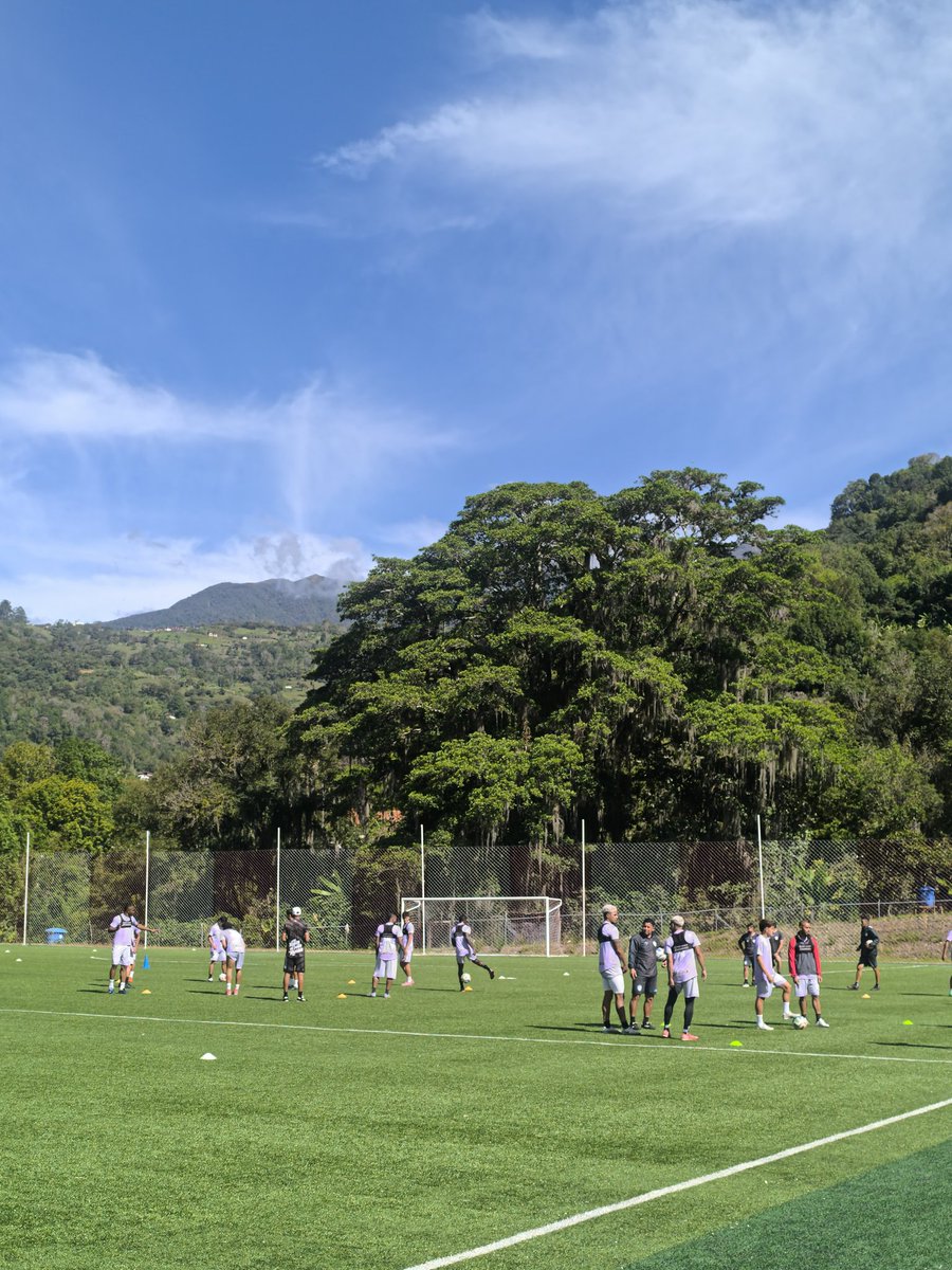 TDF1039's tweet photo. ✅ ENTRENAMIENTO 🔴⚪
📅 28/04/2026.

📌 29 jugadores presentes.
✅ Héctor Acosta trabaja a la par del grupo.
🏥 Romeesh Ivey 🇵🇦 sigue en recuperación.

Reporta @JairoCadenasM https://t.co/MuSa1kuqcN
