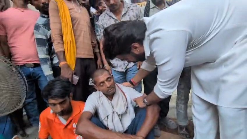 souravreporter2's tweet image. दिल्ली में एक युवक की 'बिहारी' होने के कारण हत्या कर दी गई,मृतक के परिजन से मिलने चिराग पासवान के सांसद राजेश वर्मा पहुंचे,मृतक का परिजन दिल्ली के उत्तम नगर के नंद राम पार्क के पास ही रहता है! #Delhi #Bihari @LJP4India