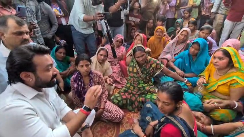 souravreporter2's tweet image. दिल्ली में एक युवक की 'बिहारी' होने के कारण हत्या कर दी गई,मृतक के परिजन से मिलने चिराग पासवान के सांसद राजेश वर्मा पहुंचे,मृतक का परिजन दिल्ली के उत्तम नगर के नंद राम पार्क के पास ही रहता है! #Delhi #Bihari @LJP4India