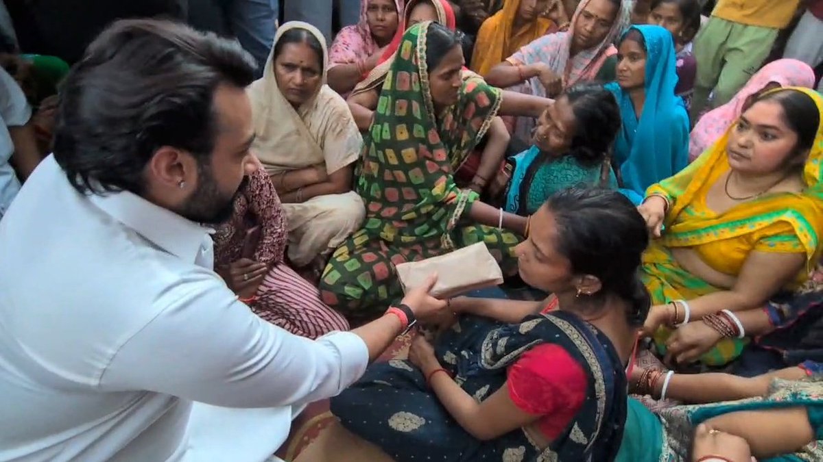 souravreporter2's tweet image. दिल्ली में एक युवक की 'बिहारी' होने के कारण हत्या कर दी गई,मृतक के परिजन से मिलने चिराग पासवान के सांसद राजेश वर्मा पहुंचे,मृतक का परिजन दिल्ली के उत्तम नगर के नंद राम पार्क के पास ही रहता है! #Delhi #Bihari @LJP4India