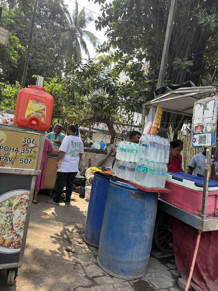 FurtStan's tweet photo. @mybmcWardPS @Dev_Fadnavis @AshwiniBhide @mybmc Complaint No. 0723173767 – Hawker encroachment on footpath (PS South Ward) remains unresolved despite 3 escalations. No confiscation of handcarts/machines &amp; fencing gaps allow continued encroachment. Request urgent action https://t.co/Ob4tNlpmHZ
