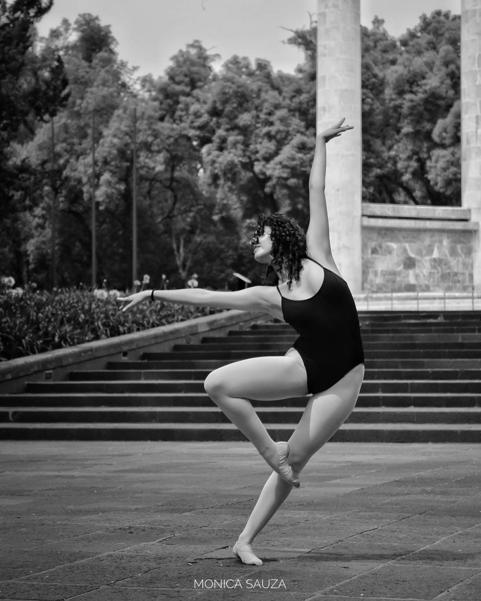 mosave_87's tweet image. Valora la belleza de las cosas simples.
Se puede hacer bella poesía sobre pequeñas cosas,
pero no podemos remar en contra de nosotros mismos.
Walt Withman

📷 IG: monicasauza

#cdmx #chapultepec #bnwphotography #ballet #balletdancer