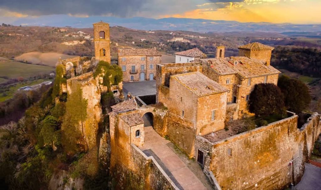 giuliog's tweet image. 🇮🇹🏚️ An Italian ghost town just made a bold move: offering Dua Lipa 💍 a free wedding location. 👨‍💼📩 The mayor’s invitation is real—and it’s turning a forgotten village into a global headline 🌍 👇newsbywire.com/italian-ghost-… #DuaLipa #Italy #GhostTown #BreakingNews #TravelNews