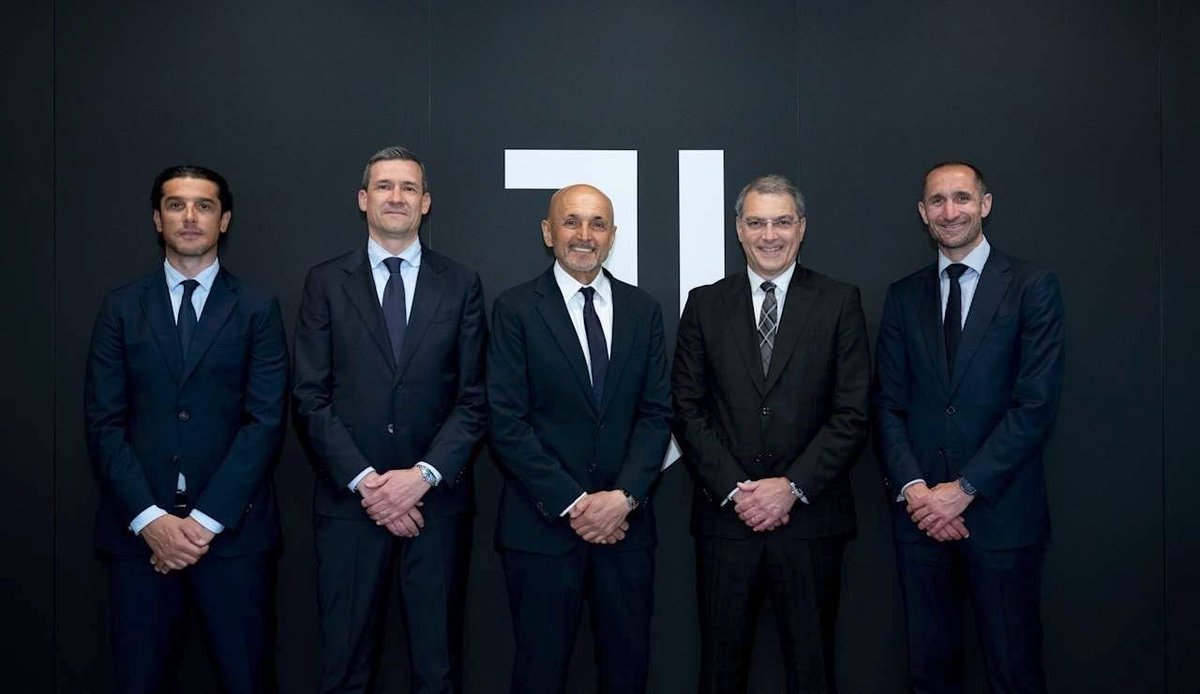 CalcioHEAT's tweet image. 👋🔛 La Juventus se prepara para el mercado de fichajes de verano, centrándose en las salidas de jugadores para reducir la plantilla, elevar el nivel y sanear el presupuesto. #Cabal y #Cambiaso están en duda: #Bernasconi es popular, pero también se necesita otro lateral titular.