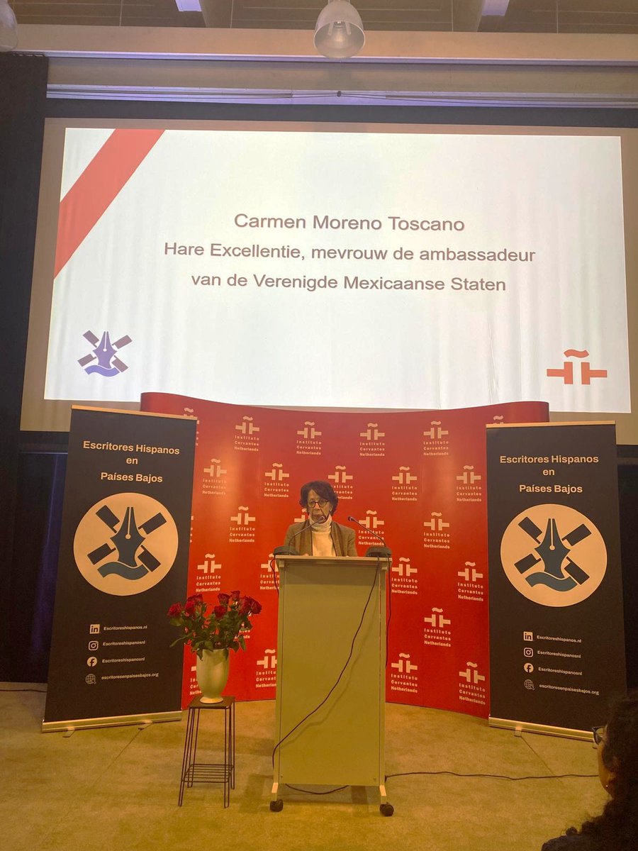 EmbaMexNL's tweet photo. Celebramos el #DiaDelLibro con el lanzamiento de la Asociación de Escritores Hispanos en Países Bajos en el @ICUtrecht 📚, que cuenta con la presencia de 4 autores mexicanos.
Cerramos con el talento de la arpista Cristi de la Rosa y su son jarocho 🎶
#DiplomaciaCulturalMX https://t.co/YAEZXpnOeB