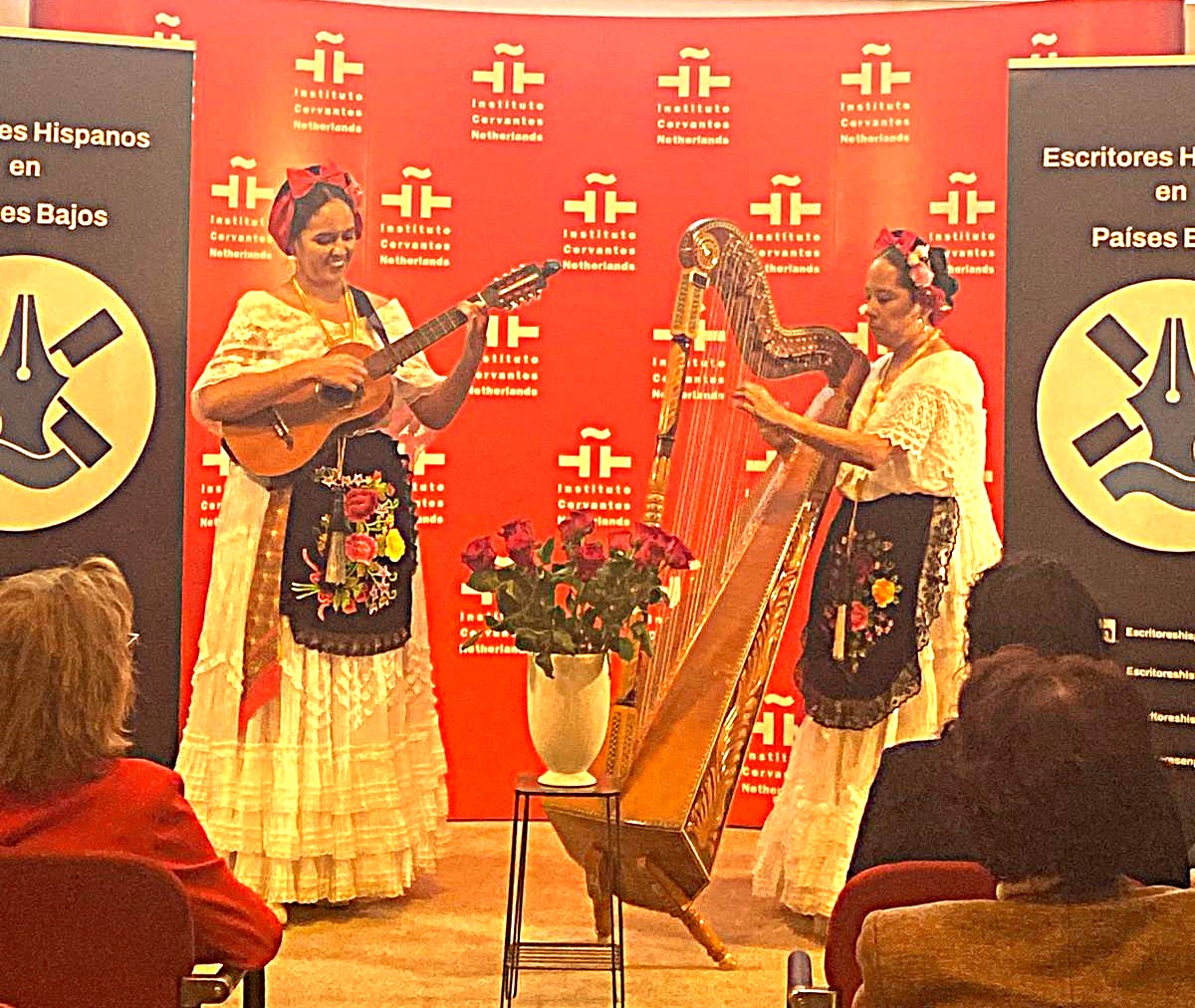 EmbaMexNL's tweet photo. Celebramos el #DiaDelLibro con el lanzamiento de la Asociación de Escritores Hispanos en Países Bajos en el @ICUtrecht 📚, que cuenta con la presencia de 4 autores mexicanos.
Cerramos con el talento de la arpista Cristi de la Rosa y su son jarocho 🎶
#DiplomaciaCulturalMX https://t.co/YAEZXpnOeB