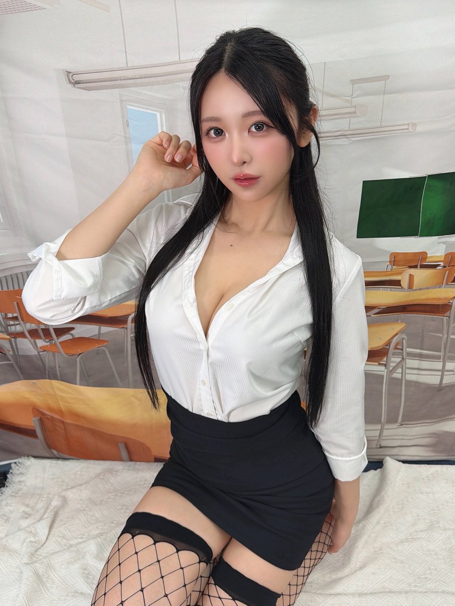 みんな大好き 先生スタイル👩‍🏫💋

あした4/29(水) 23:59まで販売中の
#春の宿題チェキ を撮影してきました✨

🛒https://t.co/CN455aw4r6

1〜4枚は衣装ランダム
5枚で全部の衣装が届きます

サイン宛名入り限定デコチェキ
ゲットお忘れなきようお願いします❣️
☾°̥࿐໒꒱ ⡱𓂃 𓈒𓏸 https://t.co/7HkliQ1Foq