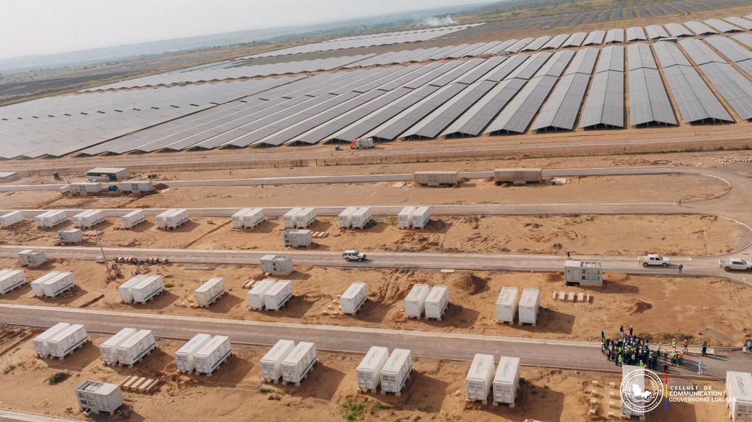 FifiMasukaSaini's tweet photo. À #Mutshatsha, le 24 avril dernier, nous avons lancé les travaux de la centrale solaire de 60 MW à Kamoa destiné à alimenter en courant continu le complexe minier de Kamoa-Kakula, une première en Afrique centrale.
Ce projet, porté avec #Kamoa Copper et ses partenaires, sur 400 ha avec stockage par batteries a lithium, marque une avancée majeure pour l’énergie et l’industrie.
Une réalisation concrète de la vision du Président Félix #Tshisekedi pour un développement durable bénéfique aux communautés locales en #RDC grâce au secteur minier.